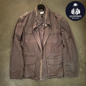 Fieldjacket - Tja. Säljer denna Fieldjacket från Martin Asbjørn och köptes för 3499 kr. Storlek M. Extremt fint skick, inga defekter alls. Tveka inte på att ställa frågor! 🙌