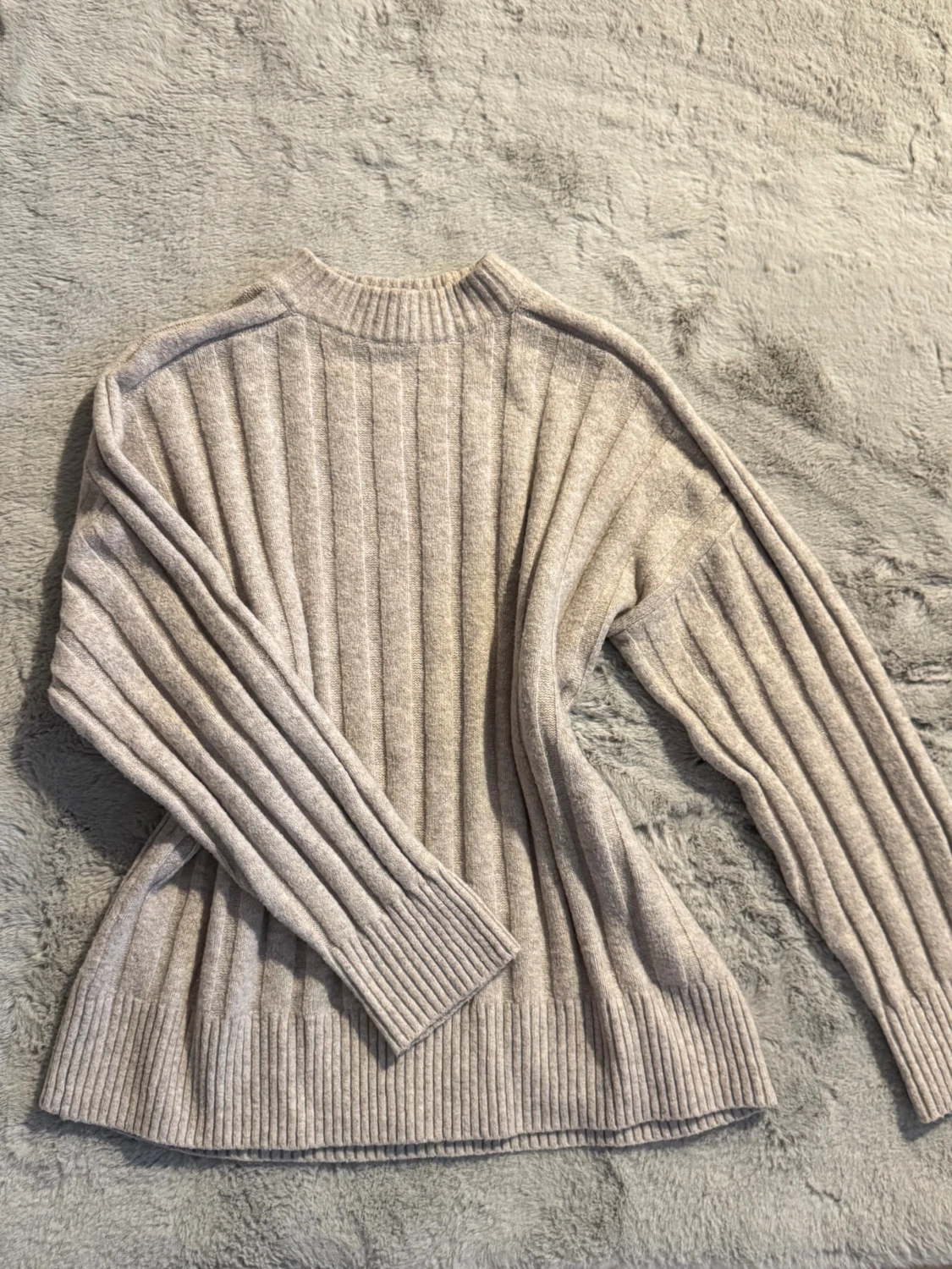 Beige ribbad stickad tröja