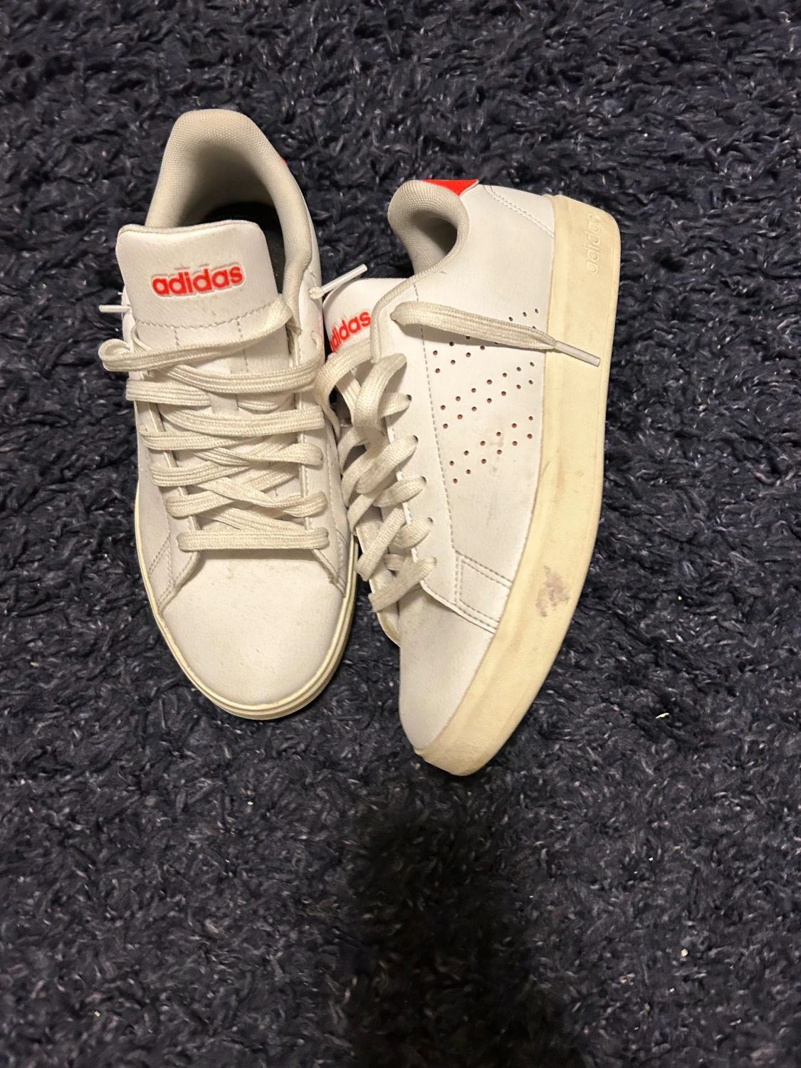 Vita sneakers från Adidas med röd logga - 1