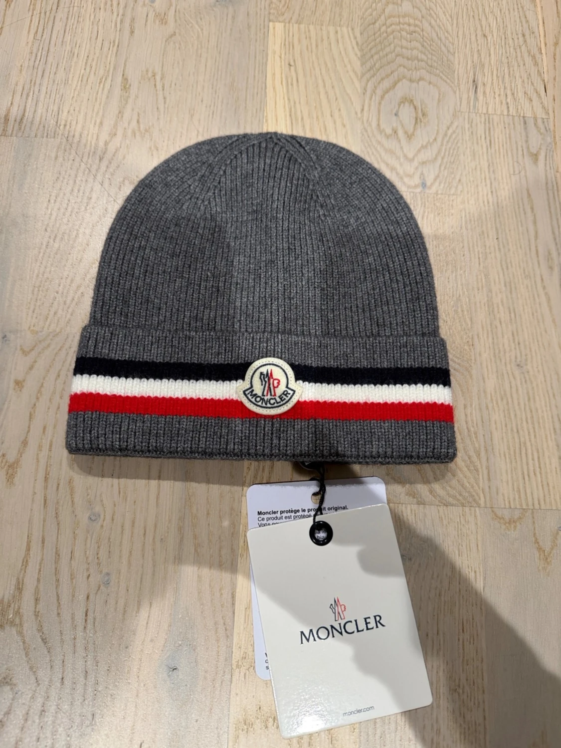Grå moncler mössa
