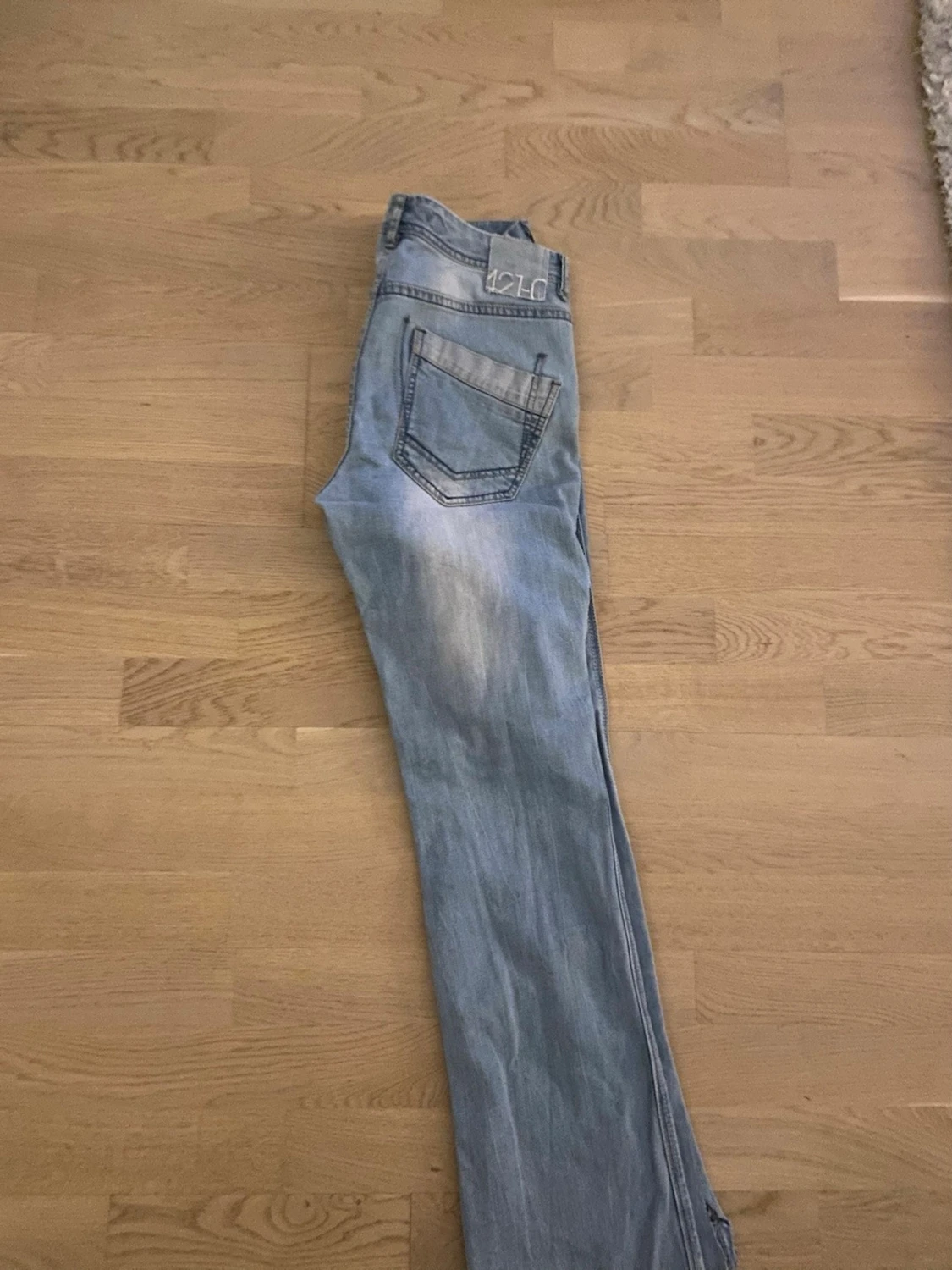 Bootcut ljusblå jeans lågmidjade  - 1