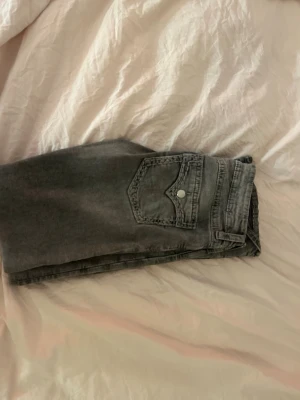 Jeans med coola fickor  - Utsvängda Jeans med coola fickor Stolek S/170, mycket bra skicka 