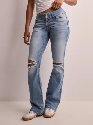 Bootcut jeans från Nelly - Bootcut jeans i ljusblå från Nelly med slitna detaljer vid knäna och dubbla knappar i midjan. Med fickor bak. Jeansen har en låg midja och är tillverkade i jeansmaterial. Storlek S/36. Nypris: 699. Inga defekter förutom en sminkfläck men syns inte sådär jättemycket enligt mig. Men går möjligtvis bort med något bra tvättmedel. Har ej lagt tid på det. 