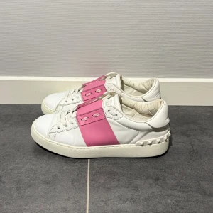 Valentino open - Valentino open rosa, storlek 38,5 passar 39, skick 8/10, endast skor medföljer vid köp, vid funderingar hör av er.