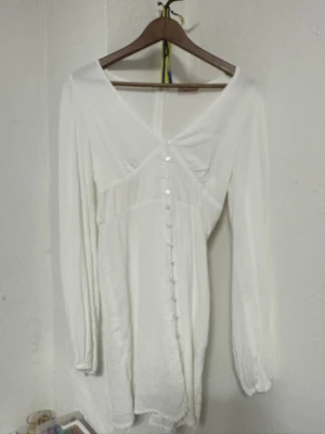 Studentklänning  - Säljer min studentklänning! Den är endast använd på studenten och utspringet. Den är i fint skick och helt utan defekter! 