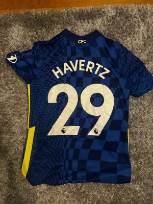 Chelsea FC Havertz  matchtröja - Äkta Chelsea matchtröja, beställd från Chelseas shop, nr 29 Kai Havertz, köpt år 2022. Bra skick men något slitet tryck där fram. 