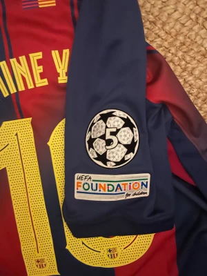 Barca Lamine Yamal 25/26 - Barcelona stjärnan Lamine Yamals 25/26 tröja, CL patch. Storlek M, nytt skick. 