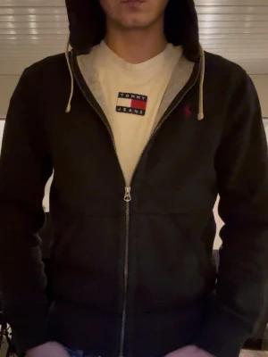 Svart Ralph lauren zip hoodie  - En svart zip hoodie från Ralph lauren perfekt nu till vintern