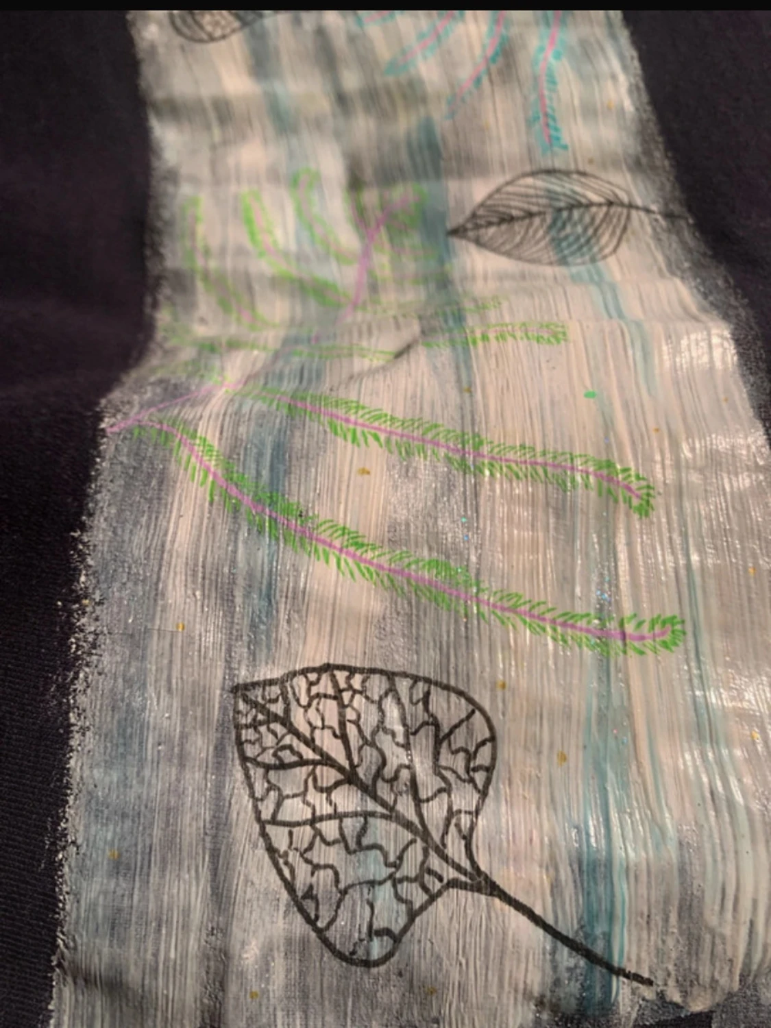 Svart t-shirt med konstnärligt tryck - 2