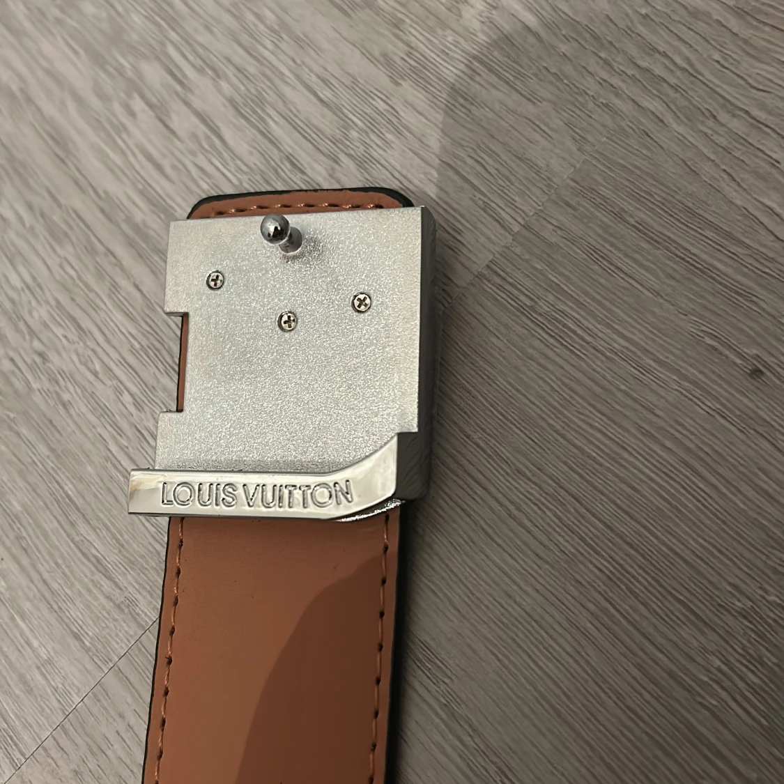 Ett svart bälte med silver logga från Lindex - 2