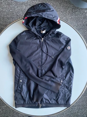 Moncler cardigan  - En mycket sällsynt moncler cardigan. Den är i mycket fint skick. Lite missfärgad vid handleder men inget som syns vid användning. Hör gärna av dig kring funderingar eller annat. Den är i storlek XL men passar M. 
