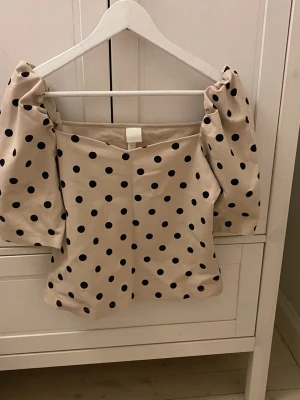 Beige prickig blus med puffärm💕 - Säljer denna för att den inte kommer till användning. Väldigt eftersökt blus, därav det höga priset, men kan absolut diskuteras! 💕