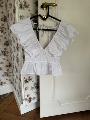 Jättesöt vit blus - En jättesöt vit blus som är köpt second hand men som jag tyvärr växt ur. Det finns ett litet märke som är från förra säljaren, vet inte om det ska vara så men absolut inget man tänker på (visas på sista bilden) annars i ett superfint skick!💞