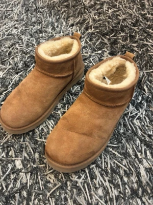 Uggs  - Hej, säljer nu mina extremt fina och sköna uggs i eftertraktad färg. Skorna är i fint sick och har sällan använts. Skriv vid funderingar!