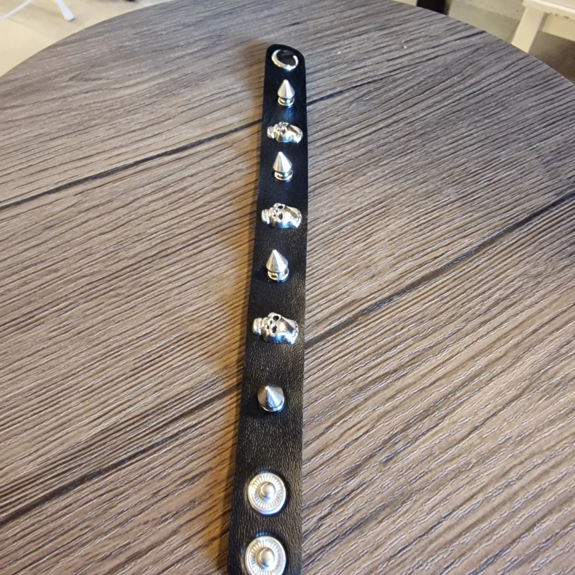 Svart nitad punk läderchoker med döskallar - 2