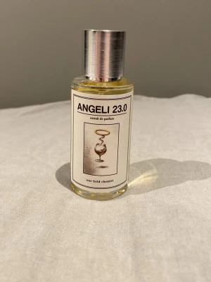 One bold chemist Angeli 23.0/Angels Share 50ml - Angeli 23.0 inspirerad av angels share från one bold chemist. Fin vanilj kanel cognac doft. Ordinarie pris 349kr sprejat kanske 4 gånger passar inte mig men riktigt god doft