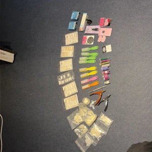 Stort kit för nageldekoration och nagelvård - Säljer ett komplett nagelkit med mängder av lösnaglar i olika storlekar, färgglada nagelborstar, glitter och dekorationer, stamping-plattor, stämplar, nagelverktyg och CND Velocity Tips. Perfekt för dig som älskar att fixa naglarna och testa olika stilar hemma.oanvänd hämtning i Norsborg - Botkyrka 