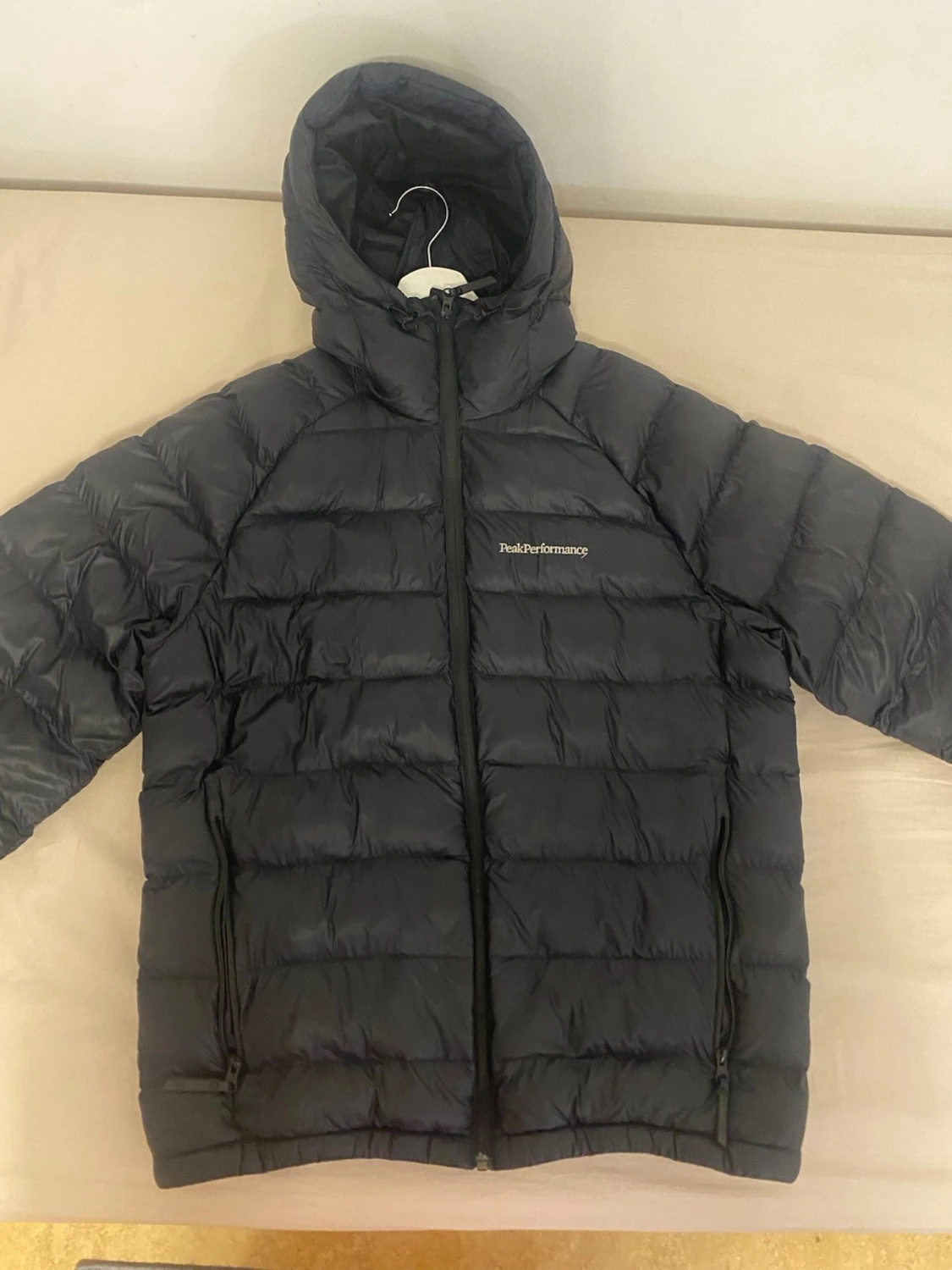 Svart dunjacka Peak Performance M