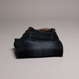 Diesel - Diesel // Low waist // Boot cut Storlek: 26 Mått: Midja 30 cm, Benlängd 96 cm, Innerben 77 cm Nypris: 2000:- Vårt pris: 419:- Hojta gärna vid frågor – vi svarar dig alltid snabbt med ett trevligt bemötande. Allt gott, /Team Trovata