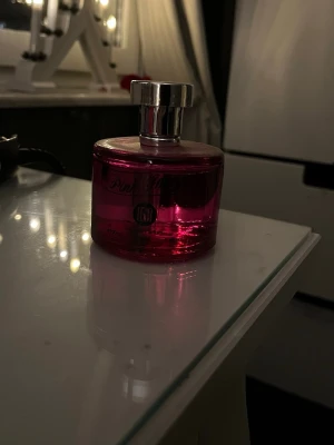 Pink Image Eau de Parfum - Pink Image från LUXE är en Eau de Parfum med en volym på 100 ml. Flaskan har en modern design med rosa färg som sticker ut. Perfekt för dig som vill ha en snygg accessoar på hyllan.