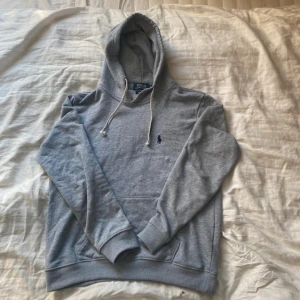 Grå hoodie från Polo Ralph Lauren - en riktigt najs Polo hoodie! den passar storlek S. den är i ny skick!  Skriv om ni undrar något 