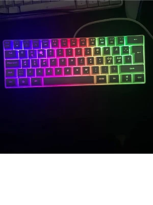 MXS RGB Mechanical Keyboard - Snygg MXS mekaniskt tangentbord med RGB-belysning. Kompakt layout, nordisk tangentuppsättning och USB-anslutning. Tangenterna lyser i flera färger och passar perfekt för gaming eller kontorsbruk. Tangentbordet ser ut att vara i mycket gott skick utan synligt slitage.