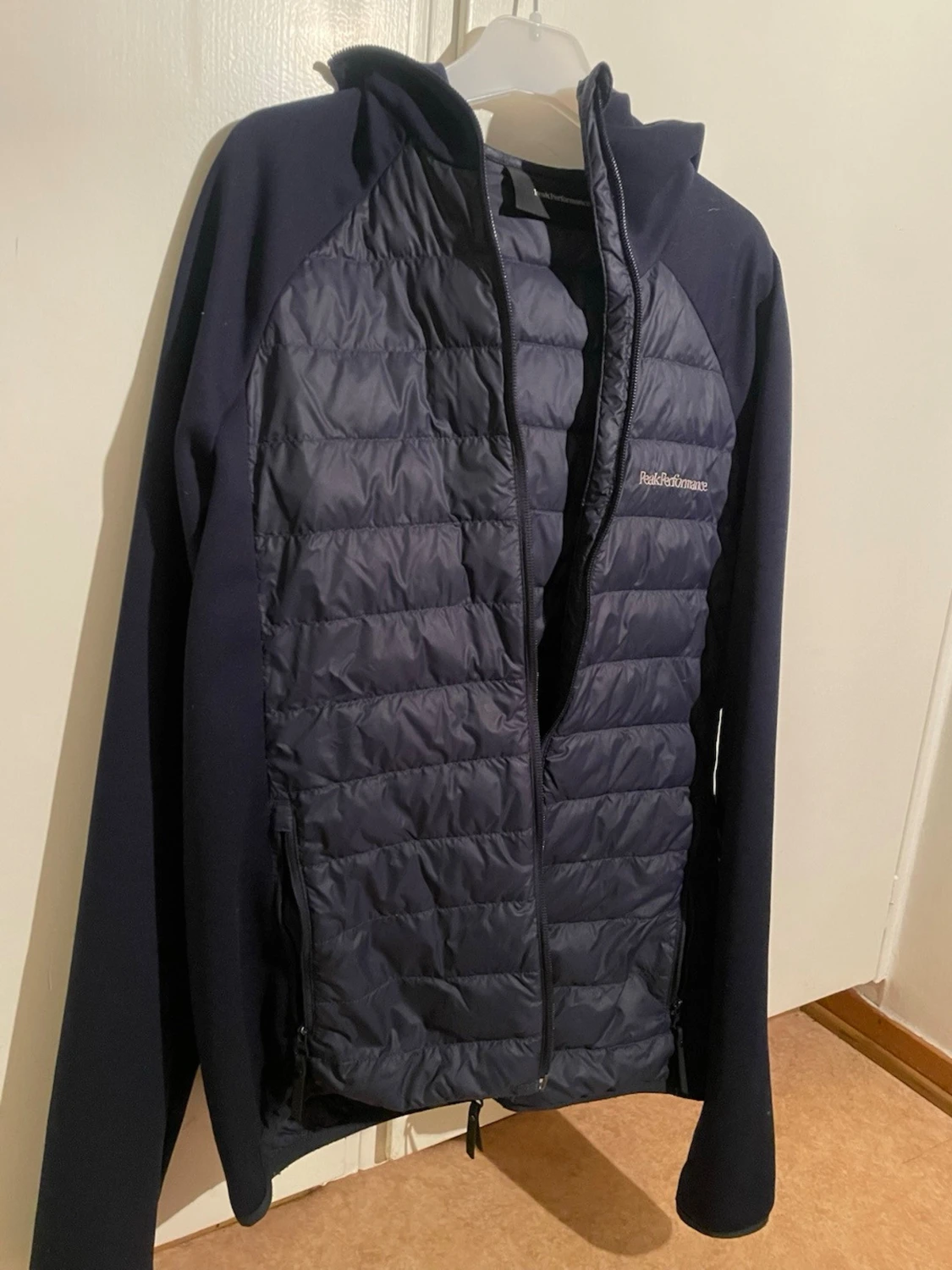 Mörkblå quiltad jacka Peak Performance