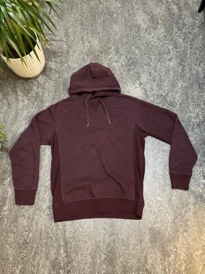 Vinröd tröja från H&M storlek S - Snygg Vinröd tröja från H&M, har använt den ett par gånger 