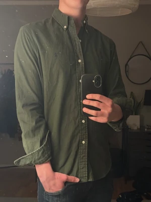 Ralph Lauren skjorta - Mörkgrön skjorta från Polo Ralph Lauren i bomull med custom fit. Hör bara av dig vid någon fråga.