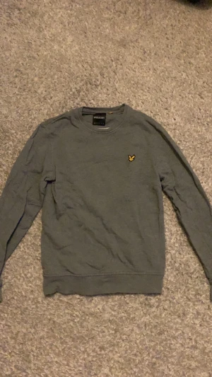 Lyle and scott tröja - Säljer nu min Lyle and scott tröja som är i väldigt bra skick utan några defekter, hör av er vid frågor eller funderingar