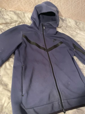 nike tech fleece - Nike tech fleece i färg marinblåa och storlek m 
