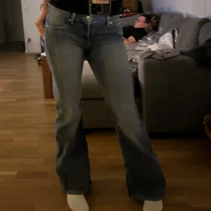 Blå low waist bootcut jeans från H&Mstrl 36 - Säljer ett par blå bootcut jeans från Divided i storlek 36. Jeansen har klassisk femficksdesign, normal passform och är tillverkade i mjukt denimtyg. Snyggt slitna detaljer och låg midja ger en chill vibe. Perfekta till sneakers eller boots.