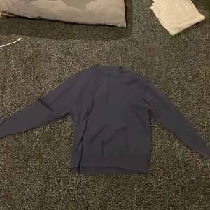 Mörkblå polotröja från Zara - Snygg mörkblå polotröja från Zara i storlek 164. Tröjan har lång ärm och en hög krage som ger en clean och stilren look. Perfekt för dig som gillar enkel och klassisk stil. Materialet känns mjukt och bekvämt mot huden.