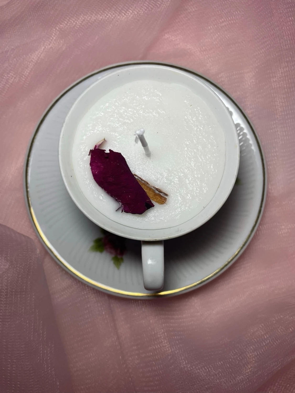 Doftljus i en tekopp i en vit färg med röda blommor på nr 1 - 4