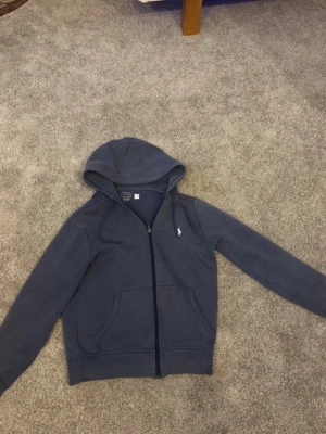 Ralph luren  - Säljer en polo huddi snygg och nästan ny bara använt 5-6 gånger den va för liten så köp 