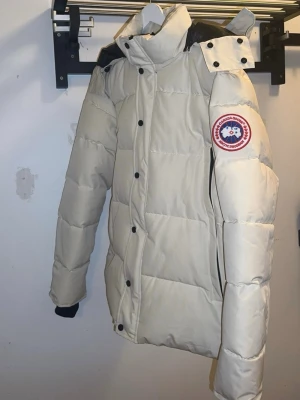 Canada goose jacka  - Den är helt ny aldrig använt och priset kan diskuteras 