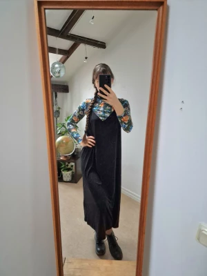 Black slip-on dress - Black slip-on dress in slightly shiny fabric. Stylish as it is and with layers or accessories. Adjustable shoulder straps. Length - 122 cm. Fits oversized S or up to XL.