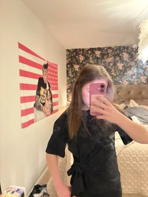 Svart rosett tröja h&m - En snygg svart tröja från h&m med en rosett vid midjan. I storlek xs, använd fåtal gånger men då jag inte tycker jag passar i den så säljer jag den. Kontakta vid frågor eller fler bilder 