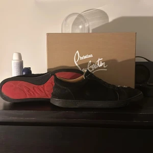 Christian Louboutin - Tjenare, säljer min Loubs eftersom de är för små för mig. Skick 8/10 Har haft de i ett år nu och har ett problem (se sida 3) inget man märker till eller ser vid användning därav priset. Allt original skickas med såklart. 🙌