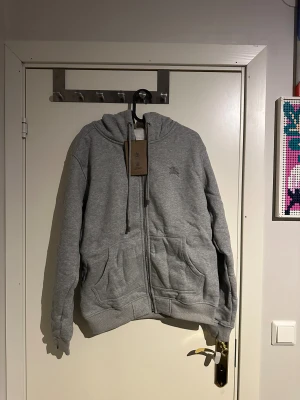Grå burberry zip up hoodie - Oanvänd helt ny grå burberry zip up. 