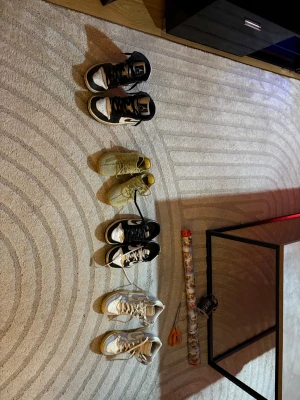 Säljer väll använda skor - Allt storlek 38 förutom yeezezen som är 34 och svart vita jordans som är 41. ALLT ÄKTA men även gamla men inget som syns förutom crisade 200 styck 1000 för allt