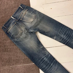 Ljusblåa APC New Standad Jean Classique Jeans - Riktigt snygga A.P.C. Jeans i New Standard Jeans Classique modell. | W28 L32, sitter som W29 | Nypris 2999kr | Riktigt fint skick, knappast några tecken på användning. | Kraftiga fades, tydliga honeycombs. | Midja: 39-41cm (Stretch), längd: 100cm | Skriv vid minsta fundering, pris ej hugget i sten! 
