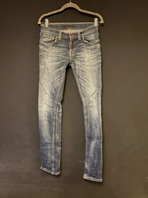 Nudie jeans - Nudie jeans | storlek W28 L32 | bra skick bortsett från hålet i grenen, vilket går att få lagat gratis hos nudie repair shop | ställ gärna frågor 