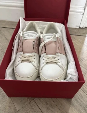 Valentino Open skor - Säljer ett par Valentino Garavani opens Fint skick Skick: 8,5/10🧮  Inkluderat: Allting Og Ingår!♦️  Pris: 2999kr ej hugget i sten🎗️  Storlek: 35♣️  Snabbaffär = priset sänks-SERIÖSA BUD🔓