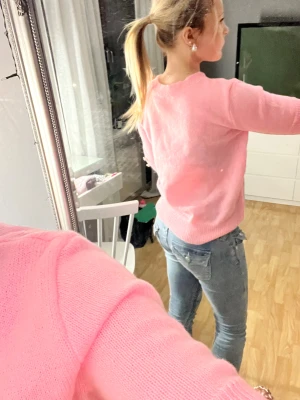 Söt tröja  - Jättefin rosa färg och detaljer på ärmarna. Oanvänd, ingen lapp dock så vet ej varifrån den är. Hör av dig vid frågor osv🥰