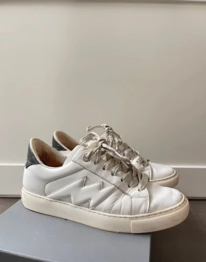 Zadig & Voltaire sneakers  - Zadig & Voltaire sneakers i super snygg modell! Säljer då de tyvärr inte passar längre, nypris är ca 3595kr säljer för 1300 men pris kan diskuteras vid snabb affär 💕Är i läder!