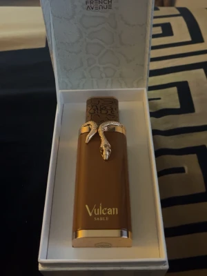 Vulcan Sable från French Avenue - LÄS DETTA INNAN! Hej säljer min Vulcan Sable från French Avenue, 100 ml och använd ca 15 gånger. Den öppnar upp med varm, mörk och lyxig doft med whisky, koriander, mandarin och vanilj, ni kan kolla upp noterna, PRISET DISKUTERAS PRIVAT😃
