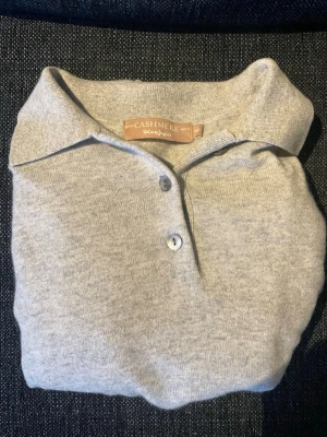 Kashmir tröja - Säljer nu denna 100% Kashmir tröja- perfekt till vintern och är väldigt dyr originalt- pris 699✅ storlek 48- hör av er vid minsta fråga!