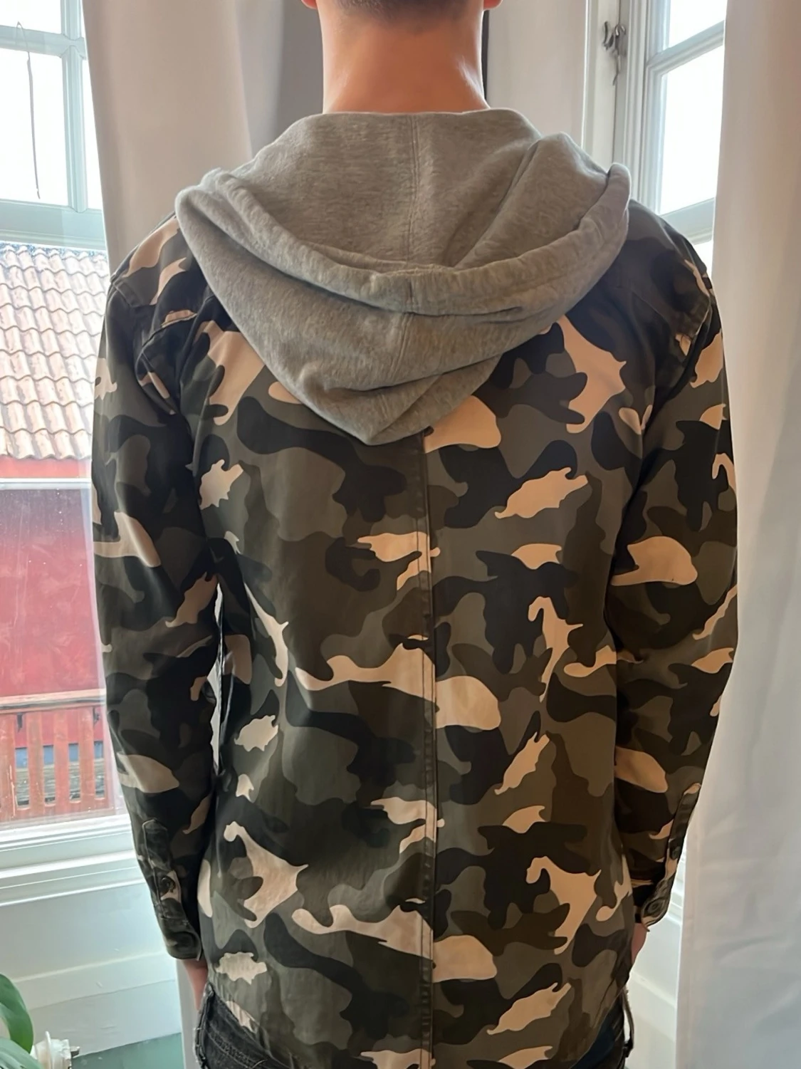 Camouflage vindjacka med grå hoodie - 1