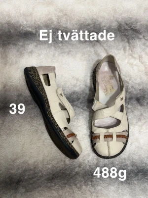  sandaler från Rieker, storlek 39 - Säljer ett par sandaler från Rieker med flätad brun detalj framtill och dekorativt mönstrad sula. Skorna har rund tå, platt sula med öppna partier på sidorna. Perfekta för varma dagar och riktigt sköna att gå i.🌸 Ej tvättade. Storlek 39